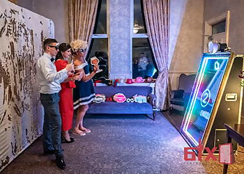 6ix Photobooths - Toronto, ON Photo Booth Companies - Mirror Magic Booth