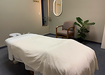 Ahave Massage Spa - Lethbridge, AB Massothérapies - Treatment Room Image