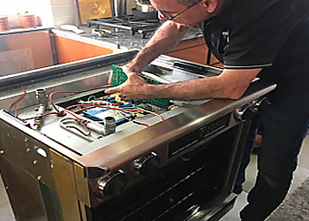 Appliance Repair Expert - St Catharines, ON Services De Réparation Électroménager - Field Work Image