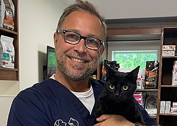 Arnold Crescent Animal Hospital - Richmond Hill, ON Cliniques Vétérinaires - Doctor With Patient Image
