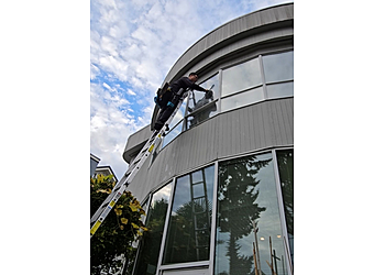 North Vancouver window cleaner Aster Window Cleaning
