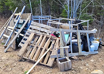 Bulldog Demolition and Junk Removal - Fredericton, NB Collecte des ordures - Field Work Image