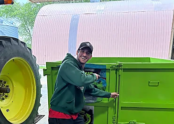 Chuck It Disposal Services - Sarnia, ON Collecte des ordures - Field Work Image