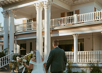 Den Bosch Events - Lethbridge, AB Planificateurs De Mariage - Client Service Image