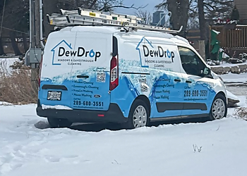 Oakville window cleaner DewDrop Windows & Eavestrough Cleaning