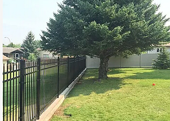 Medicine Hat fencing contractor Diamond Link Fencing Inc.