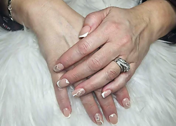 Diva Nails & Spa Diva Nails & Spa - Kelowna, BC Salons De Manucure - Signature Nails