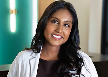 Dr. Abarna Thurairatnam - D DENTAL OFFICE Dr. Abarna Thurairatnam - Dollard des Ormeaux, QC Dentistes - Doctor Portrait Image