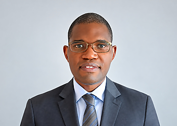 Dr. Adrian Chikwanha - CHINOOK CARDIOLOGY Dr. Adrian Chikwanha - Lethbridge, AB Cardiologues - Doctor Portrait Image