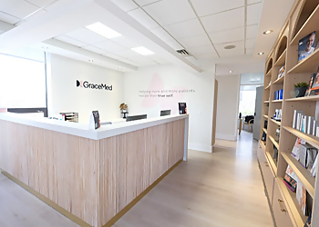 Kitchener Chirurgien Plasticien Dr. Alex Corneman - GRACEMED KITCHENER