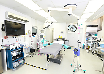 Kitchener Chirurgien Plasticien Dr. Alex Corneman - GRACEMED KITCHENER