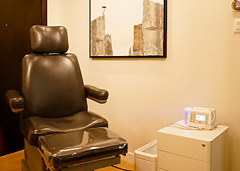 Dr. Angela Chen - ANGELA CHEN CLINIQUE PODIATRIQUE - Montreal, QC Podiatrists - Treatment Room Image