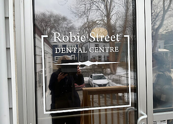 Halifax Dentistes Enfants Dr. Atima Kamra - ROBIE STREET DENTAL CENTRE