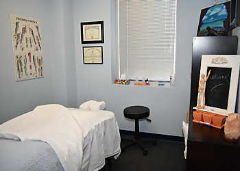 Dr. Danielle Sinclair, ND - HEALTH FIRST WELLNESS CENTRE - Caledon, ON Naturopathic Clinics - Consultation Room Image