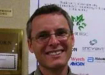 Dr. David Robinson Dr. David Robinson - Winnipeg, MB Rhumatologues - Doctor With Patient Image