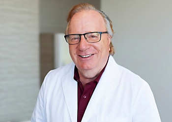 Dr. Earl Minuk - DR. MINUK COSMETIC SKINCLINIC Dr. Earl Minuk - Winnipeg, MB Dermatologists - Doctor Portrait Image