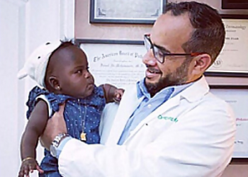 Dr. Faisal Al-Mohammedi - Mississauga, ON Dermatologists - Doctor With Patient Image