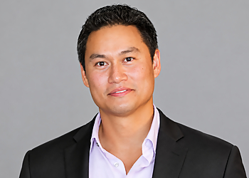 Dr. Feng Chong - Edmonton, AB Chirurgien Plasticien - Doctor Portrait Image
