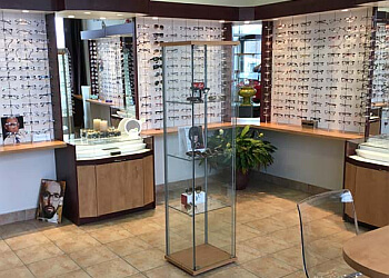 Laval optometrist Dr. Karine Dufour, OD - CLINIQUE VISUELLE FRANCINE JARRY INC