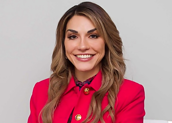 Dr. Hana Farhang Khoee - London, ON Plastic Surgeons - Doctor Working Image