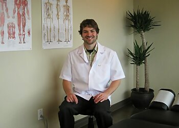 Longueuil chiropractor Dr. Jonathan Raymond, Chiropraticien DC - CENTRE CHIROPRATIQUE DE LONGUEUIL