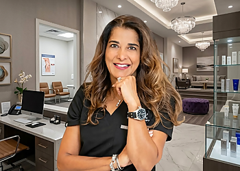 Dr. Julie Khanna - Oakville, ON Chirurgien Plasticien - Doctor Portrait Image