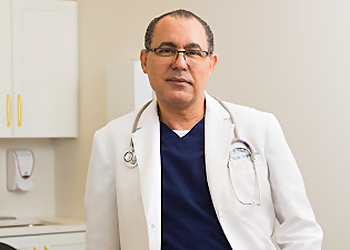 Dr. Kamal Tumi - Barrie, ON Chirurgien Plasticien - Doctor Portrait Image
