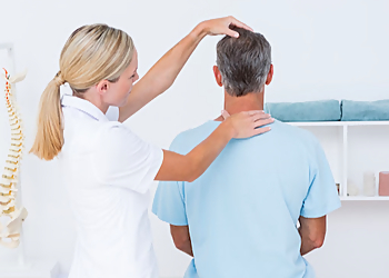 Dr. Karina Patenaude, Chiropraticienne, DC - CLINIQUE CHIROPRATIQUE PATENAUDE - Terrebonne, QC Chiropraticiens - Doctor Working Image