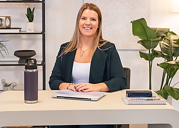 Dr. Laura Neal, DC - BRANTFORD CHIROPRACTIC ASSOCIATES - Brantford, ON Chiropractors - Doctor Portrait Image