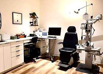 Sherbrooke optometrist Dr. Claudie Houle-Salvail, OD - OPTOPLUS ROCK FOREST