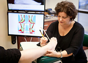 Dr. Nathalie Barbeau - CLINIQUE PODIATRIQUE DE TROIS-RIVIÈRES - Trois Rivieres, QC Podiatrists - Doctor Working Image