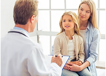 Dr. Norman Blustein - Richmond Hill, ON Pédiatres - Doctor With Patient Image