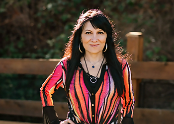 Dr. Paola Lake, Ph.D, R. Psych - INWARD BOUND STUDIO Dr. Paola Lake, Ph.D, R. Psych - INWARD BOUND STUDIO - Nanaimo, BC Mental Health & Counselling - Doctor Portrait Image