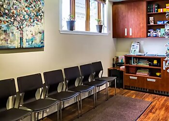 Longueuil chiropractor Dr. Pathy LeBel, Chiropraticienne DC - CENTRE CHIROPRATIQUE RAYMOND