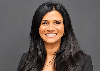 Dr. Raynah Fernandes - WILLOW WEST DENTAL OFFICE Dr. Raynah Fernandes - Guelph, ON Dentistes Cosmétiques - Doctor Portrait Image
