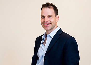 Dr. Ronen Avram - Hamilton, ON Chirurgien Plasticien