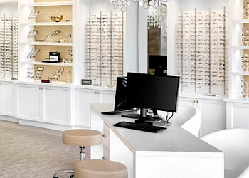 Saanich optometrist Dr. Samantha Bourdeau, OD - RAY DAHL OPTICAL & OPTOMETRISTS