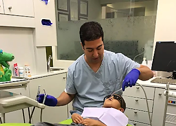 Dr. Shahram Shadfar - NORTH SHORE PEDIATRIC DENTISTRY Dr. Shahram Shadfar - North Vancouver, BC Dentistes Enfants - Doctor With Patient Image