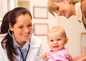 Dr. Shaneela Shahid - MILTON PEDIATRICS Dr. Shaneela Shahid - Milton, ON Pédiatres - Doctor With Patient Image