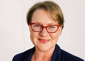 Dr. Shonah Finlay, OD - DR. SHONAH FINLAY DOCTORS EYE CARE Dr. Shonah Finlay, OD - Grande Prairie, AB Pediatric Optometrists - Doctor Portrait Image