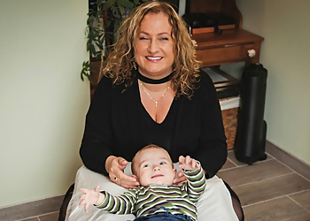 Dr. Tasia Lazaros, DC - HEALTHY LINK CHIROPRACTIC WELLNESS CTR INC - Halifax, NS Chiropraticiens - Doctor Working Image