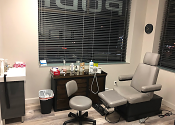 Dr.Émilie Gagnier - CLINIQUE PODIATRIQUE DES MONTS - Saint Jerome, QC Podiatres - Clinic Interior Image
