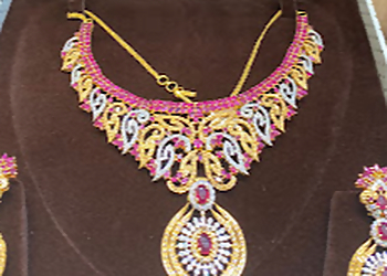 Dubai Jewellers - Brampton, ON Bijouteries - Necklace Display Image