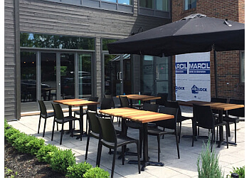 Longueuil seafood restaurant Dur à Cuire