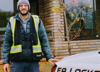 EA Locksmith Cambridge - Cambridge, ON Serruriers - Team Working Image