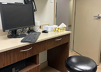 Enhanced Care Clinic–Aurora Yonge - Aurora, ON Walk-In Medical Clinics - Reception Desk Image