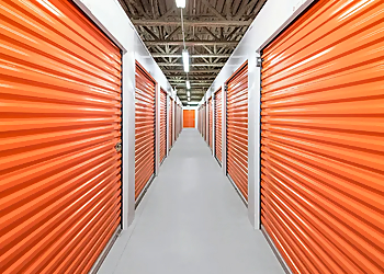 Entrepôt Public - Laval, QC Storage Units - Business Interior Image