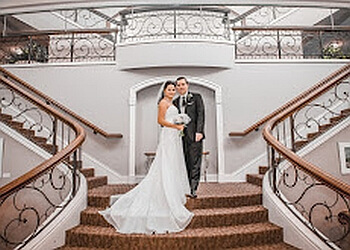 Surrey wedding photographer Ginger Photography