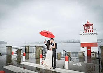 Surrey wedding photographer Ginger Photography