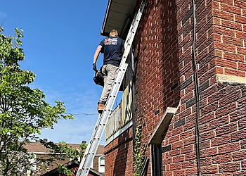 Gutter Xperts - Montreal, QC Gutter Cleaners - Field Work Image